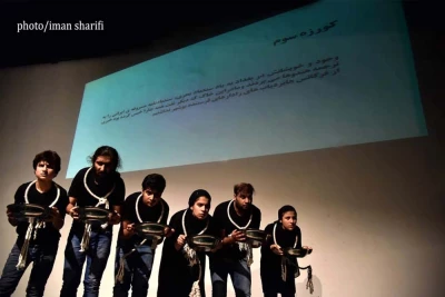 نگاهی به نمایش «گزارش مرگبار از فصل سیاه» به کارگردانی جواد صداقت و الهام ابنی از بوشهر، شرکت کننده در اولین جشنواره ملی تئاتر اهواز؛

روایتی چند وجهی از جزیره