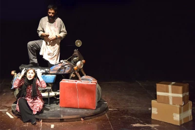 نگاهی به نمایش «شیو»، نوشته‌ی علی دل‌پیشه به‌کارگردانی حسین دیردار، شرکت کننده در اولین جشنواره ملی تئاتر اهواز؛

اصرار بر گویش محلی