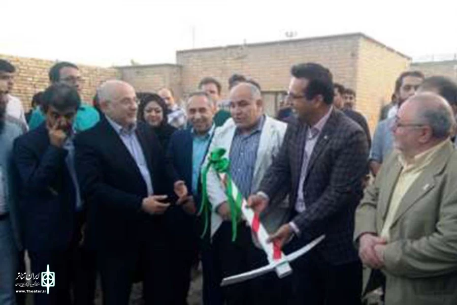 با حضور معاون وزیر فرهنگ و ارشاد اسلامی
عملیات اجرایی ساخت نخستین تالار نمایش آبادان آغاز شد 2