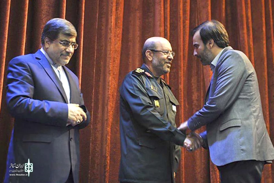 از برگزار کنندگان نوزدهمین جشنواره تئاتر مقاومت فتح خرمشهر تقدیر شد 2