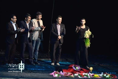 نمایش «هدیه مرموز»-طراح، بازیگر و کارگردان: یاسر خاسب- عکس: محمود ممتازان-بهبهان-تالار آفاق