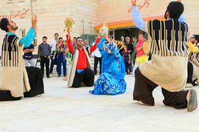 برای حضور در بخش آیینی و سنتی دوازدهمین جشنواره بین المللی تئاتر خیابانی مریوان

نمایش خیابانی «بهیگ هارونک» در مسجدسلیمان اجرا شد