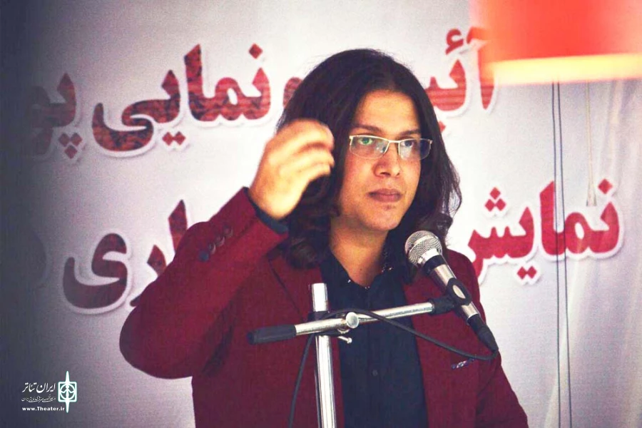 از پوستر و کلیپ نمایش «موج سواری در چشمان سپید» طی مراسمی رونمایی شد 3