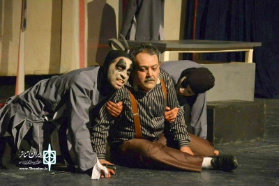 یک نمایش سیاه و سفید از تاریخ پهلوی

«دیکتاتور» در تئاتر شهر آبادان به صحنه می‌رود