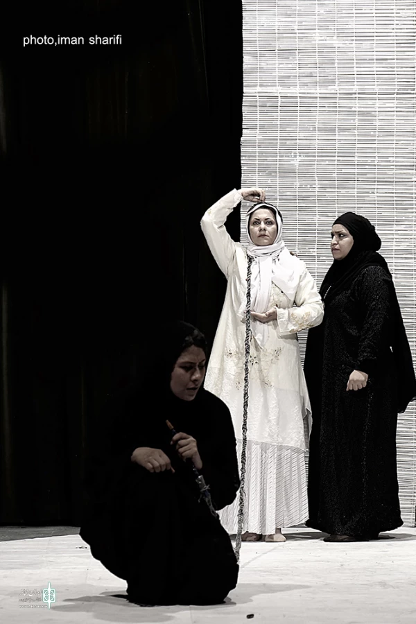 نمایش «رقص گیس ها در باد»-کارگردان: مریم طرفی-عکاس: ایمان شریفی- بیست و نهمین جشنواره تئاتر استان خوزستان