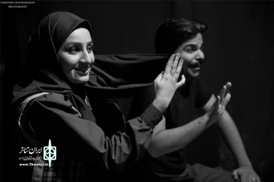 نمایش «زیر باران از تو می خوانم»-کارگردان:حسین قنوات امانی-عکاسان:داریوش قنبرنسب-علی مکی-تماشاخانه چهارسو بهبهان-شهریورماه 1396
