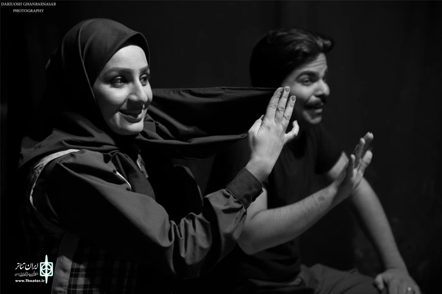 نمایش «زیر باران از تو می خوانم»-کارگردان:حسین قنوات امانی-عکاسان:داریوش قنبرنسب-علی مکی-تماشاخانه چهارسو بهبهان-شهریورماه 1396