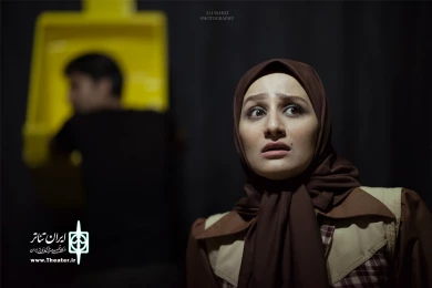 نمایش «زیر باران از تو می خوانم»-کارگردان:حسین قنوات امانی-عکاسان:داریوش قنبرنسب-علی مکی-تماشاخانه چهارسو بهبهان-شهریورماه 1396