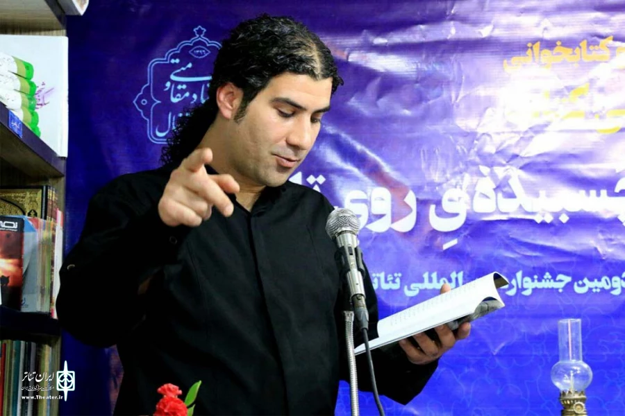 آئین رونمایی از نمایشنامه «پرسه در لابه لای فریم های به هم چسبیده ی روی تایم لاین» در اهواز