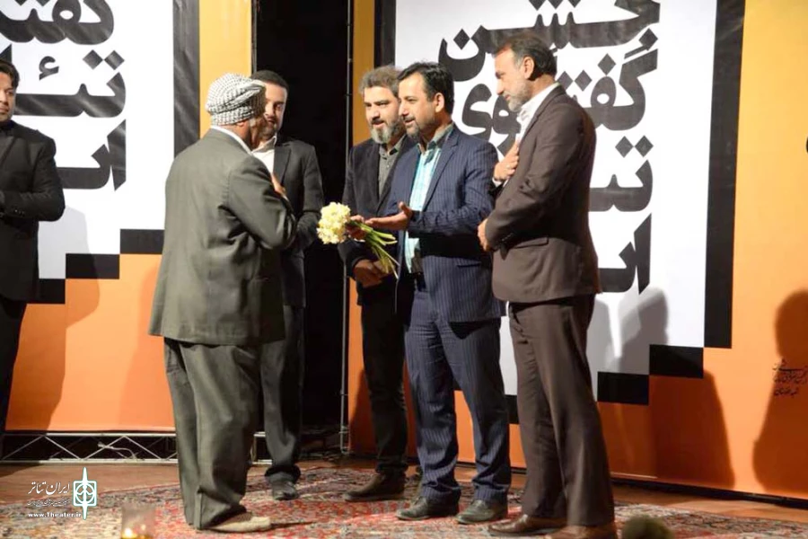 در مراسم اختتامیه دومین جشنواره فجر استانی خوزستان از خانواده شهید گله دارزاده تقدیر شد 2