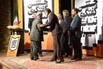 در مراسم اختتامیه دومین جشنواره فجر استانی خوزستان از خانواده شهید گله دارزاده تقدیر شد 3
