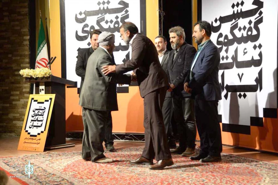 در مراسم اختتامیه دومین جشنواره فجر استانی خوزستان از خانواده شهید گله دارزاده تقدیر شد 3