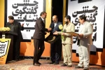 با اهداء تندیس جام زندگی از محمد جوروند مدیر کل فرهنگ و ارشاد اسلامی خوزستان تجلیل و تقدیر شد 2