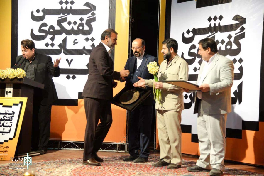 با اهداء تندیس جام زندگی از محمد جوروند مدیر کل فرهنگ و ارشاد اسلامی خوزستان تجلیل و تقدیر شد 2