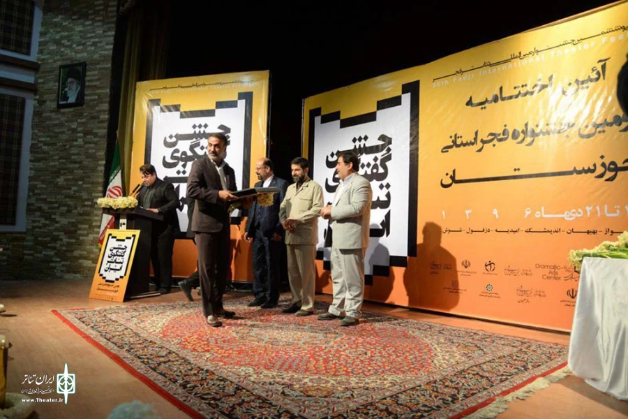 با اهداء تندیس جام زندگی از محمد جوروند مدیر کل فرهنگ و ارشاد اسلامی خوزستان تجلیل و تقدیر شد 4
