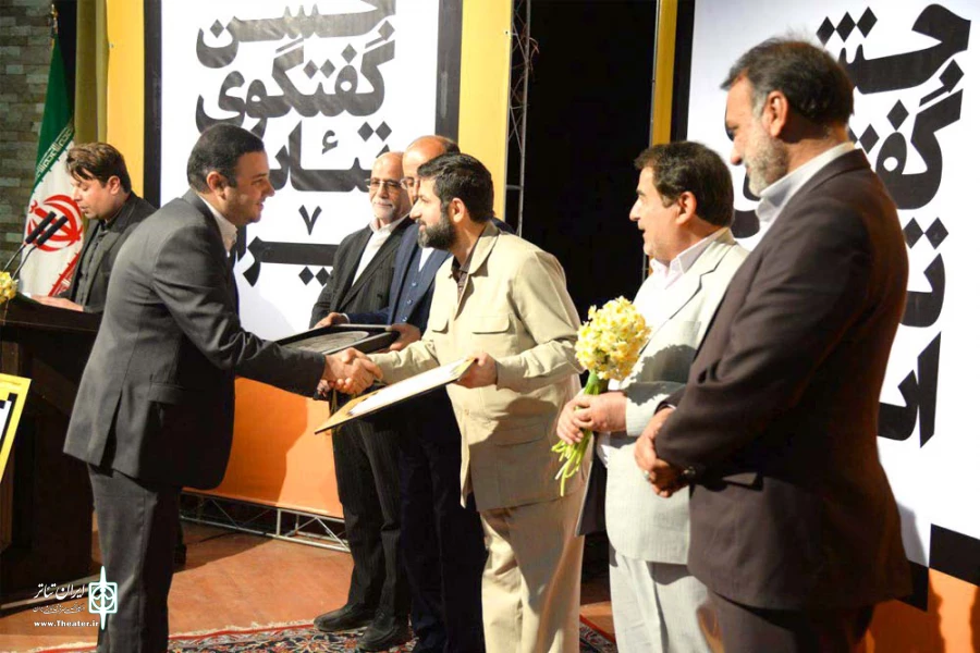از دبیر دومین جشنواره فجر استانی خوزستان با اهداء تندیس جام زندگی تقدیر شد 2