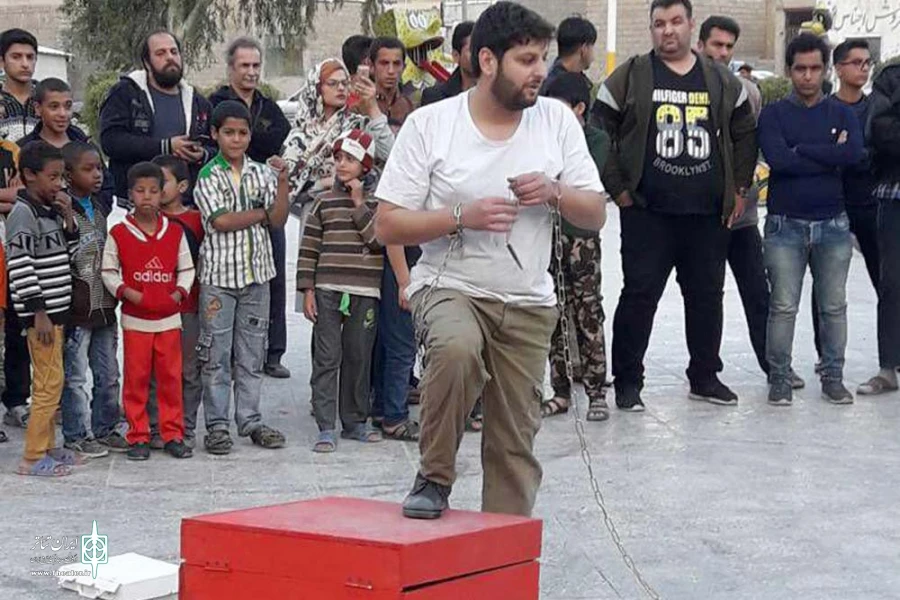 نمایش خیابانی «فرزند جنایت» در آغاجاری اجرا شد 3