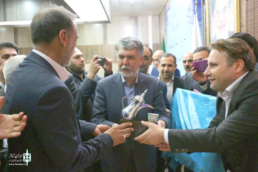 تندیس «جشنواره بین المللی تئاتر عربی خوزستان» به وزیر فرهنگ و ارشاد اسلامی اهداء شد 2