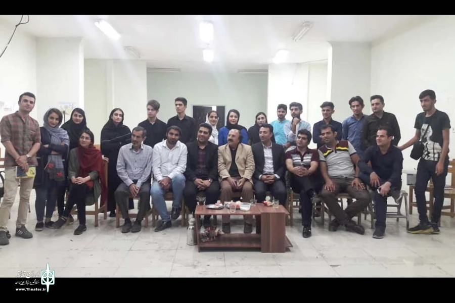 اردشیر صالح پور از نزدیک با هنرمندان تئاتر ایذه دیدار و گفت و گو کرد 2