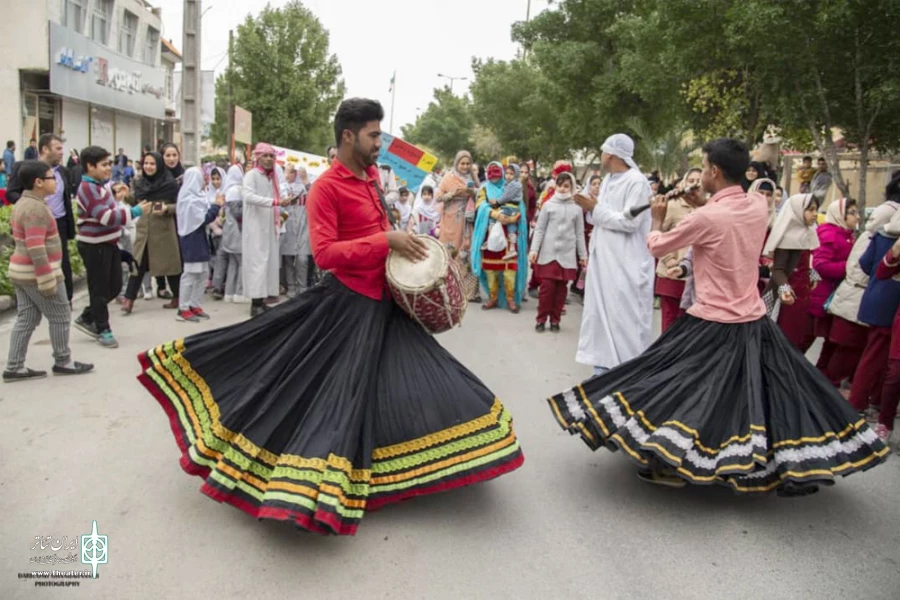 شادپیمایی بزرگ عروسک ها در آئین افتتاح سومین جشنواره نمایش های آئینی سنتی نرگس ارغون در بهبهان 7