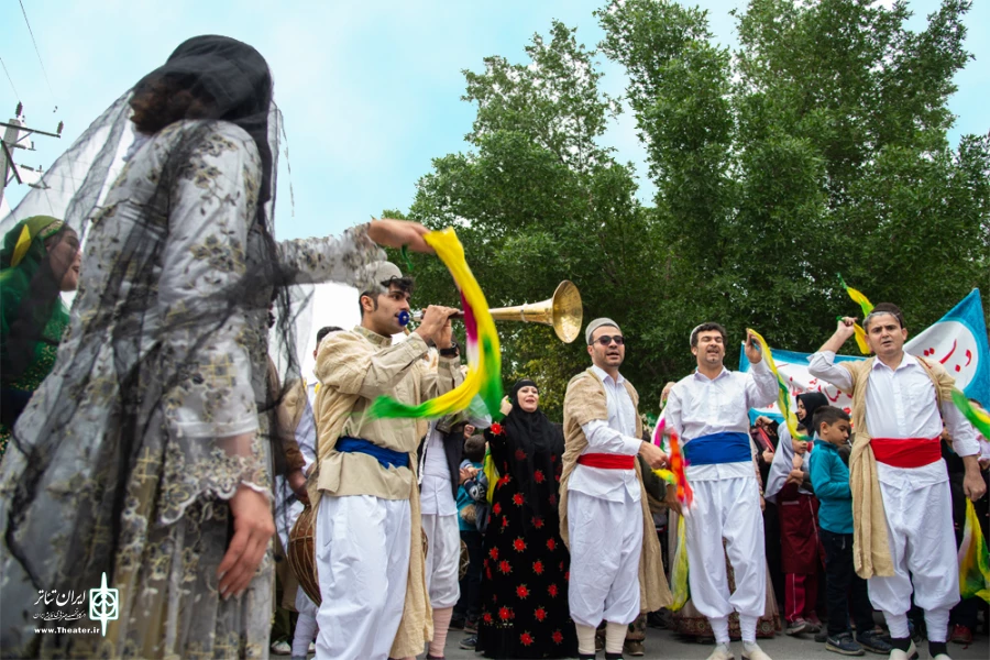 شادپیمایی افتتاحیه سومین جشنواره منطقه ای نمایش های آئینی سنتی نرگس ارغون بهبهان - عکس: داریوش قنبرنسب - 23 دبماه 97