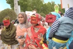 شادپیمایی افتتاحیه سومین جشنواره منطقه ای نمایش های آئینی سنتی نرگس ارغون بهبهان - عکس: داریوش قنبرنسب - 23 دبماه 97