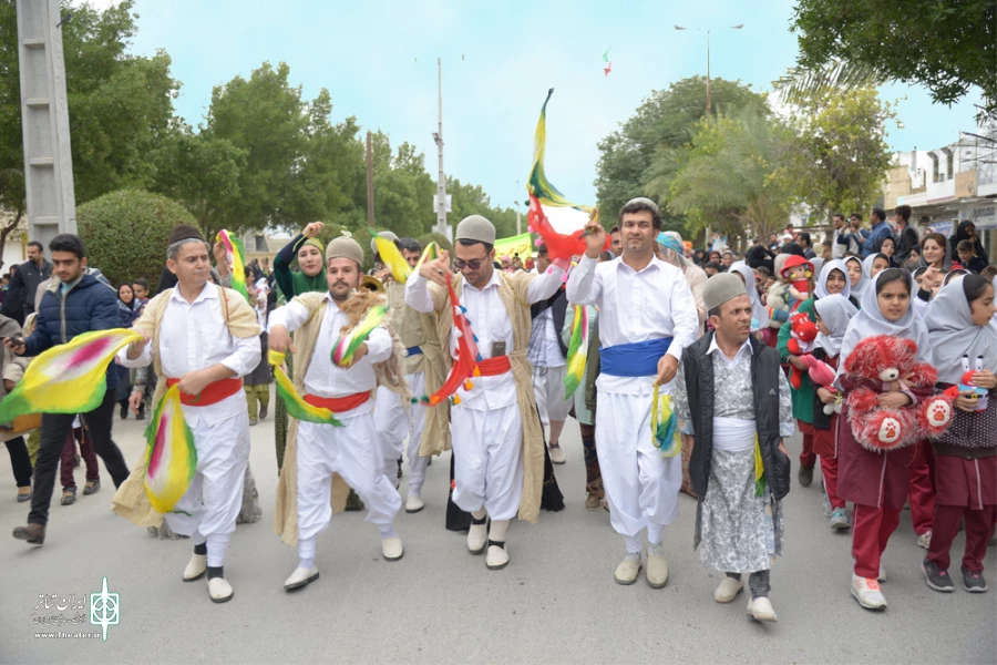 شادپیمایی افتتاحیه سومین جشنواره منطقه ای نمایش های آئینی سنتی نرگس ارغون بهبهان - عکس: داریوش قنبرنسب - 23 دبماه 97
