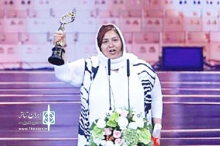 گفتگو با فروغ قجابگلی هنرمند تئاتر خوزستان به بهانه دریافت جایزه بهترین بازیگر زن از جشنواره الف پکن

خودم را مدیون تئاتر می‌دانم