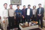 جمعی از هنرمندان تئاتر به همراه رئیس اداره فرهنگ و ارشاد اسلامی شوشتر از هنرمند تئاتر استان عیادت کردند 2