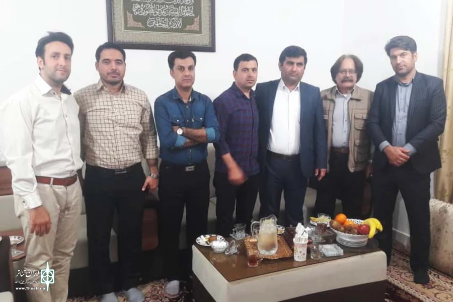 جمعی از هنرمندان تئاتر به همراه رئیس اداره فرهنگ و ارشاد اسلامی شوشتر از هنرمند تئاتر استان عیادت کردند 2