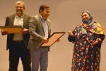 لوح تقدیر و تندیس جام زندگی به فروغ قجابگلی بازیگر سینما و تئاتر خوزستان اهداء شد 2