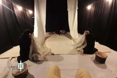 توسط گروه تئاتر ازدهار؛

نمایش «اینجا کسی نیست تا تعریف کند» در دشت آزادگان به روی صحنه رفت