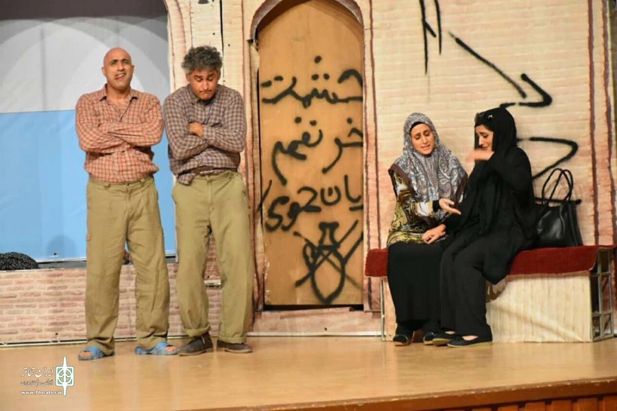 نمایش طنز محلی «چوگته» در تالار مهتاب اهواز به روی صحنه است 4