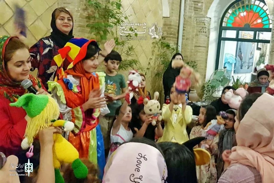 شادپیمایی و قصه گویی عروسکها در روز دختر توسط گروه تئاتر ترنج شوشتر-خانه تاریخی مقدم- تیرماه 1398
