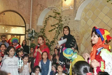 شادپیمایی و قصه گویی عروسکها در روز دختر توسط گروه تئاتر ترنج شوشتر-خانه تاریخی مقدم- تیرماه 1398