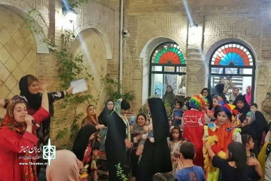 شادپیمایی و قصه گویی عروسکها در روز دختر توسط گروه تئاتر ترنج شوشتر-خانه تاریخی مقدم- تیرماه 1398