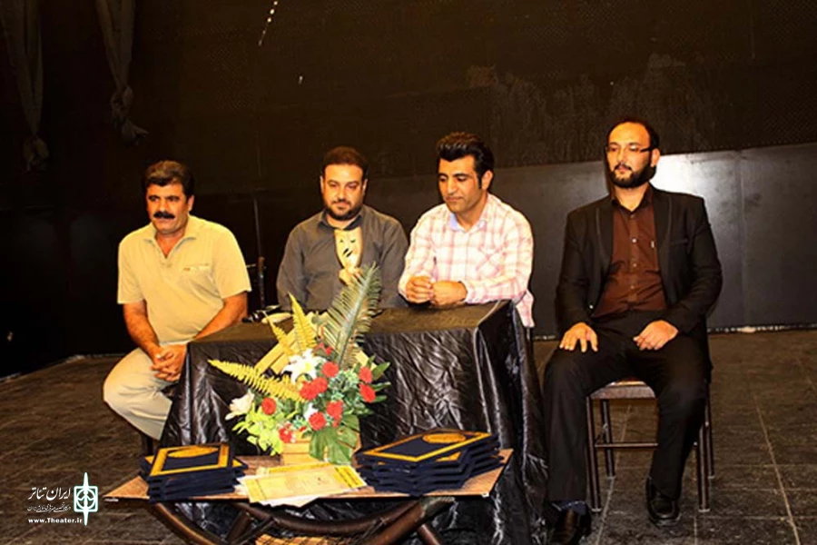 از دست اندرکاران ستاد برگزاری سی و یکمین جشنواره ی تئاتر استان خوزستان تجلیل شد 3