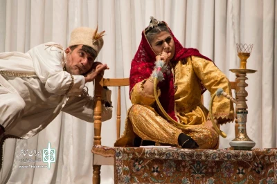 نمایش «سال های نیابت قیج قج میرزا» - نویسنده و کارگردان: سیدمنصور ناصری - عکس: موسی موسوی - دی ماه 1398 - تالار آفتاب اهواز