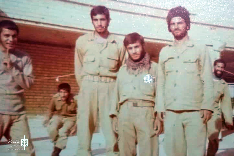 با روحیه هنری و شادی که داشتم تئاتر را در اردوگاه اجرا می کردم 4