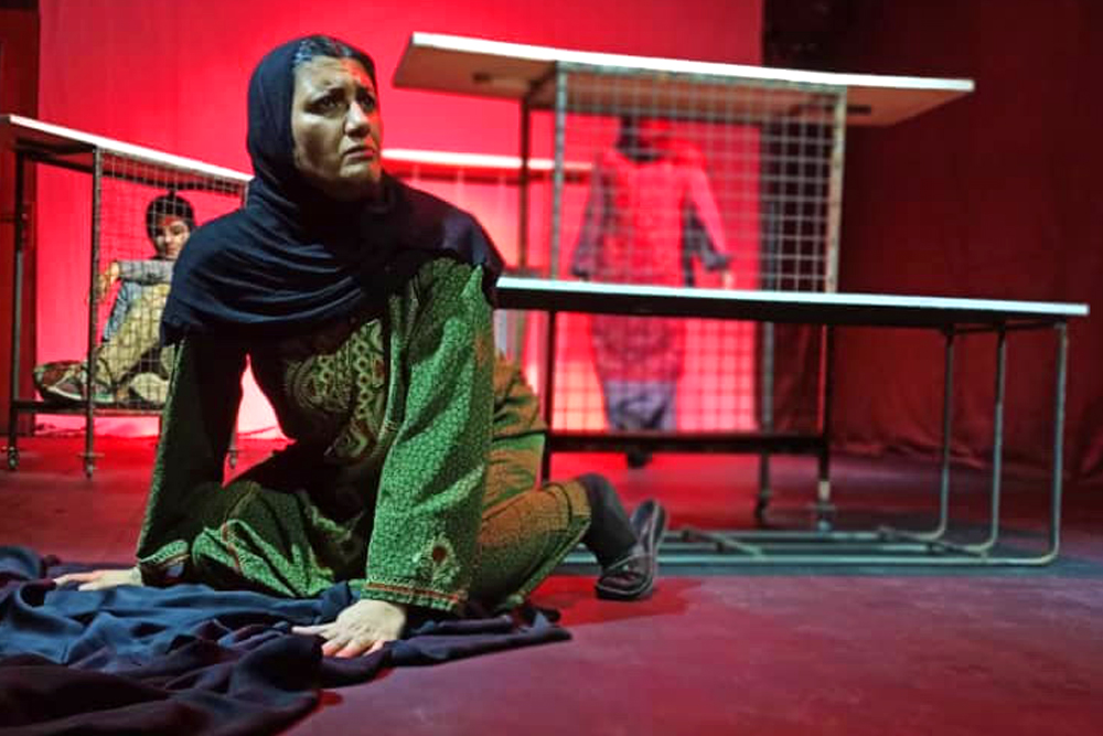 نگاهی به نمایش «این سه زن» حاضر در سی و دومین جشنواره تئاتر استان خوزستان؛

تلاش چند صد ساله زن پارسی