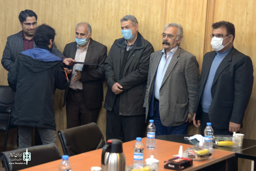 تجلیل از هنرمندان برگزیده تئاتر بهبهان در سی و دومین جشنواره تئاتر استان خوزستان 4
