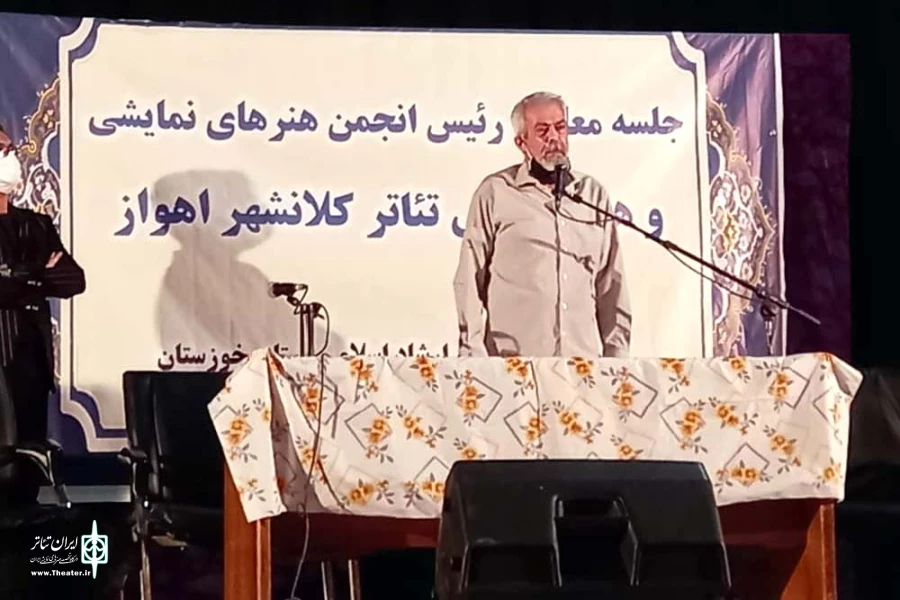 معارفه رئیس انجمن هنرهای نمایشی اهواز همراه با روشن شدن چراغ تالار آفتاب 7