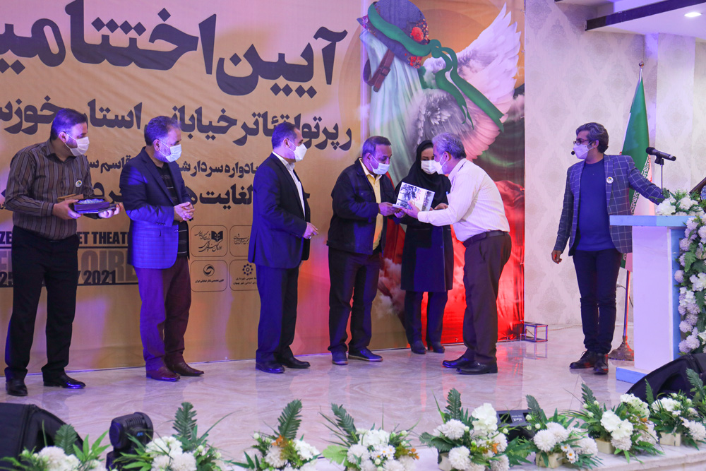 در آیین اختتامیه انجام شد:

تقدیر از گروه های نمایشی رپرتوار تئاتر خیابانی خوزستان
