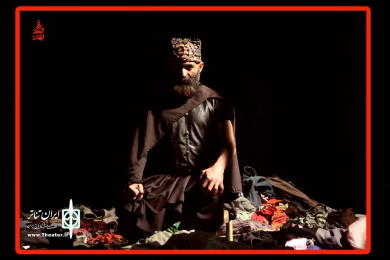 گالری سوم نمایش «مرثیه ای بر قتل ژولیوس سزار و چند مرغ از سیمرغ» - کارگردان: مجتبی رستمی فر - تالار آفتاب اهواز - عکس: ایمان شریفی - بهمن ماه 1400