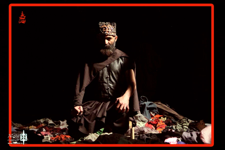 گالری سوم نمایش «مرثیه ای بر قتل ژولیوس سزار و چند مرغ از سیمرغ» - کارگردان: مجتبی رستمی فر - تالار آفتاب اهواز - عکس: ایمان شریفی - بهمن ماه 1400