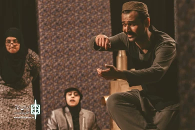 نمایش «باباکرم» - کارگردان: سیاوش کارآزما - عکاس: محمد آموزگاران - خردادماه 1401 - تالار آفاق بهبهان