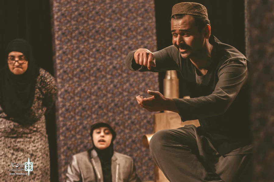 نمایش «باباکرم» - کارگردان: سیاوش کارآزما - عکاس: محمد آموزگاران - خردادماه 1401 - تالار آفاق بهبهان