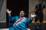نمایش «قاراشمیش خانه ی قجری»- کارگردان: سیداسماعیل سخایی - کروه تئاتر ناب - تماشاخانه سیب بهبهان- عکاس: محمد آموزگاران - تیرماه 1401