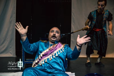 نمایش «قاراشمیش خانه‌ی قجری»- کارگردان: سیداسماعیل سخایی - کروه تئاتر ناب - تماشاخانه سیب بهبهان- عکاس: محمد آموزگاران - تیرماه 1401