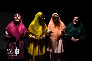 نمایش «قاراشمیش خانه ی قجری»- کارگردان: سیداسماعیل سخایی - کروه تئاتر ناب - تماشاخانه سیب بهبهان- عکاس: محمد آموزگاران - تیرماه 1401